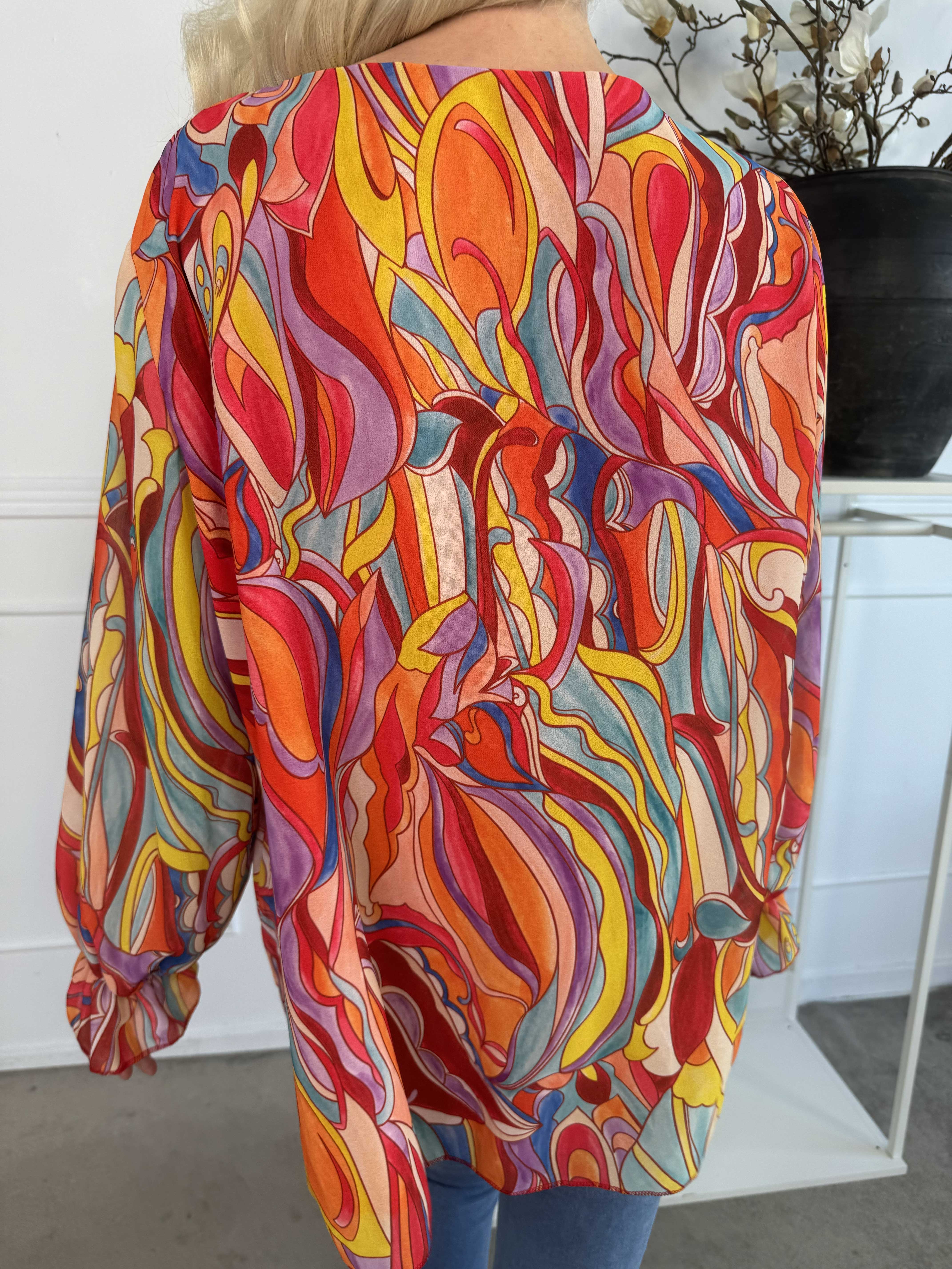 Lilia - Mönstrad plisserad blus